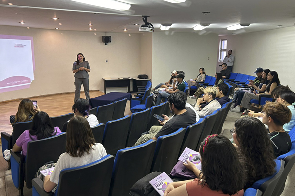 Presentación de Guía en Facultad de Ciencias de la Comunicación